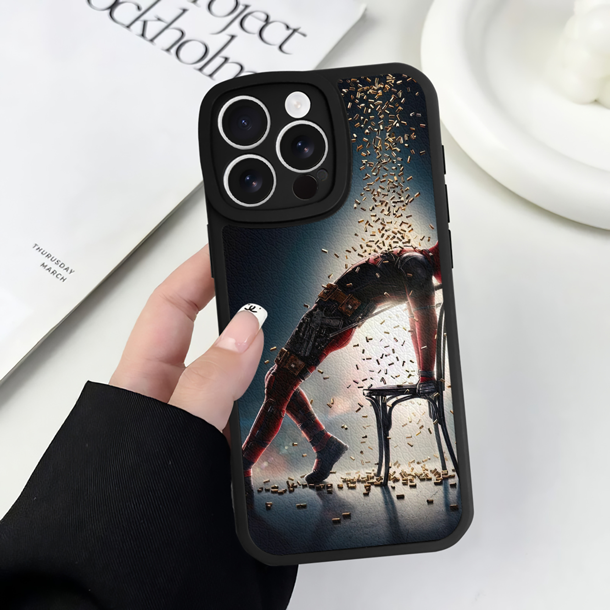（画像用） Deadpool デッドプール 【iPhone 16シリーズ対応】シリコンスマホケース（レザー調） 材質：シリコン